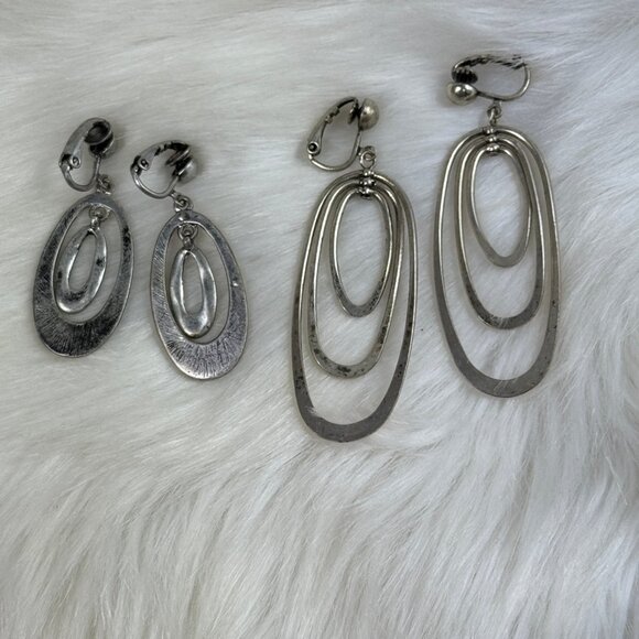 Vintage Pair of Silver Tone Oval Mod Gogo Disco Clip-on Earrings - Picture 5 of 7